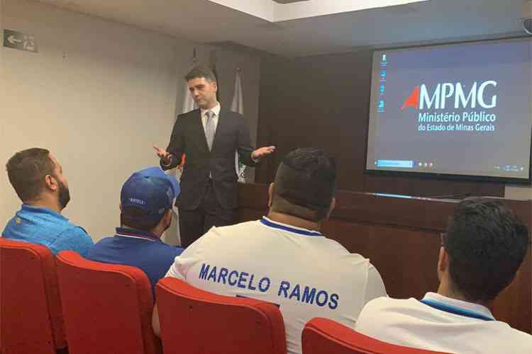 Promotor recebe torcedores, diz que investigações a ex-diretores do Cruzeiro estão 'bem avançadas' e promete 'boas notícias'